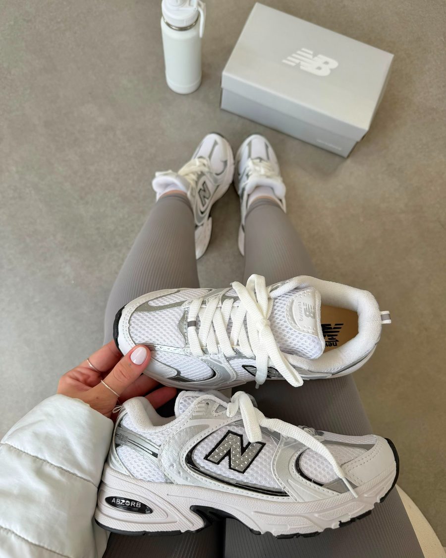Tênis New Balance 530 branco e prata